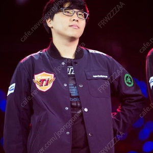 SKT T1 뉴발란스 선수용 유니폼 구매합니다.