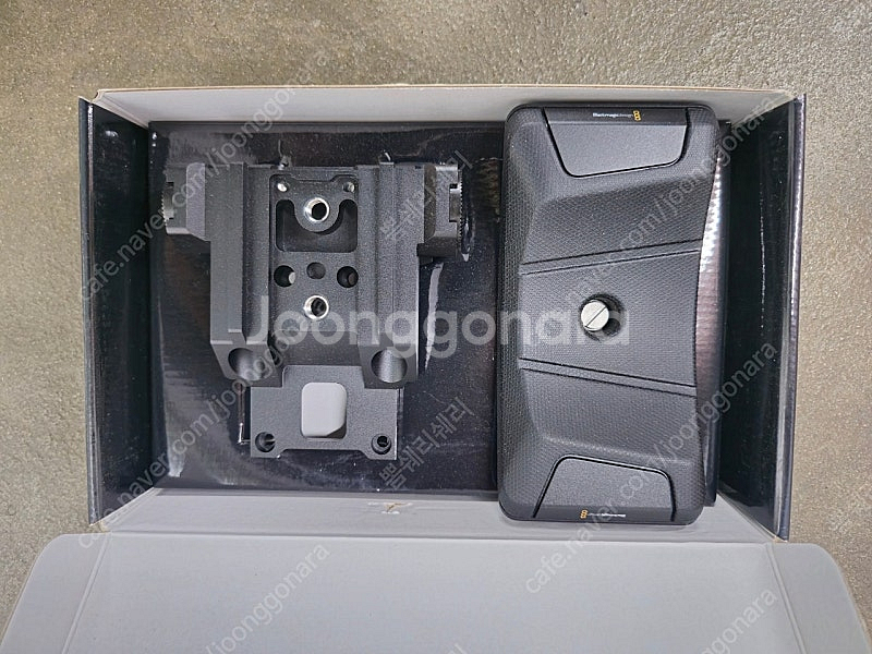블랙매직 URSA Shoulder Mount Kit--0