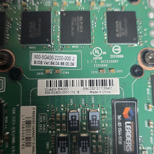 Quadro M4000 그래픽 카드입니다.