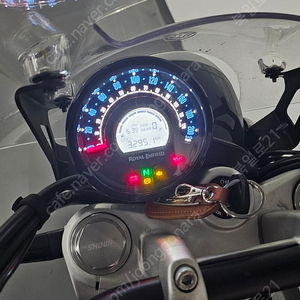 23년식 로얄엔필드 슈퍼메테오 650 팝니다.