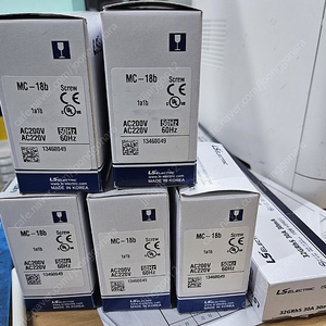PLC XGK-CPUE 1대 및 MC18 220V 5개 미니차단기 2P 30A 5개 팝니다