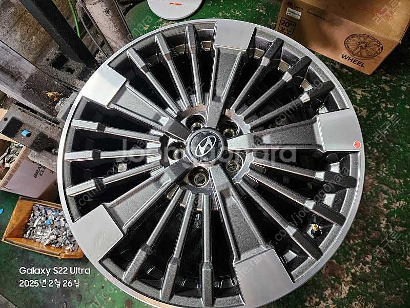 MX5 싼타페 20인치 휠 1개만 판매 합니다.--0