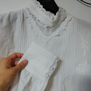 무배 새상품 S 자수 밴드넥 화이트 블라우스 써스데이아일랜드