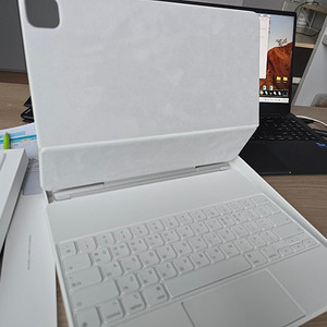 Apple 정품 매직 키보드 iPad pro 12.9 3-6세대/ air 13 m2 호환용 (화이트)