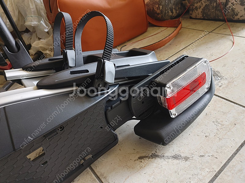 툴레 벨로컴팩트 자전거 캐리어--1