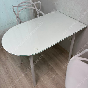 흰색 유리식탁 및 의자2개 판매합니다