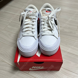(새상품) 나이키 코트 레거시 리프트 화이트 블랙 230 DM7590-100