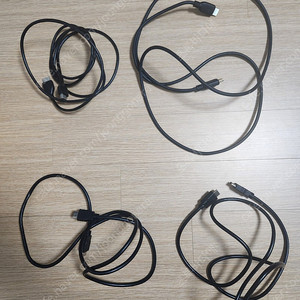 HDMI 케이블 4개(2m 2개, 1m 2개)