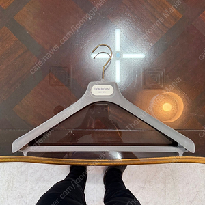톰브라운 정품 벨벳옷걸이 새상품 싸게팝니다.!!