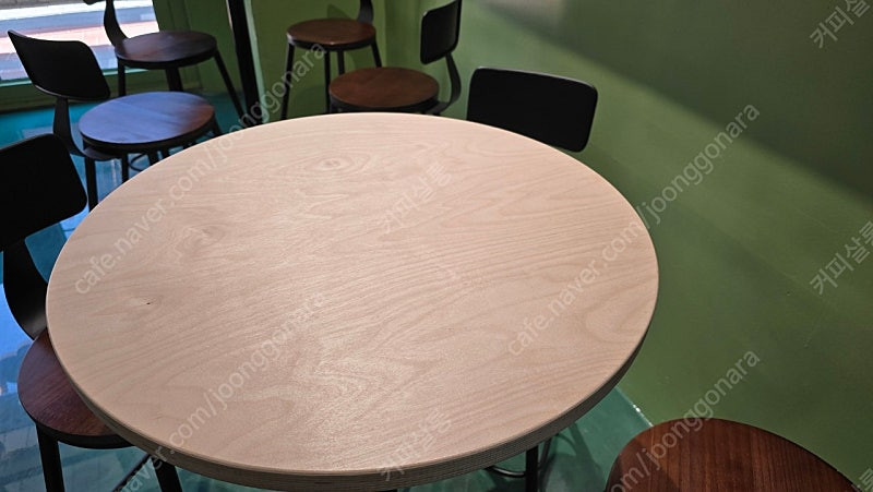 신품급 원형 바 테이블. 의자 세트 판매합니다--1