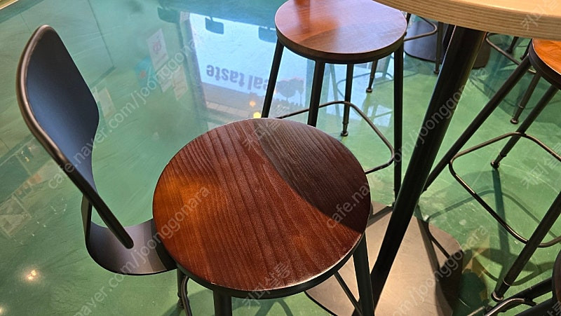 신품급 원형 바 테이블. 의자 세트 판매합니다--2