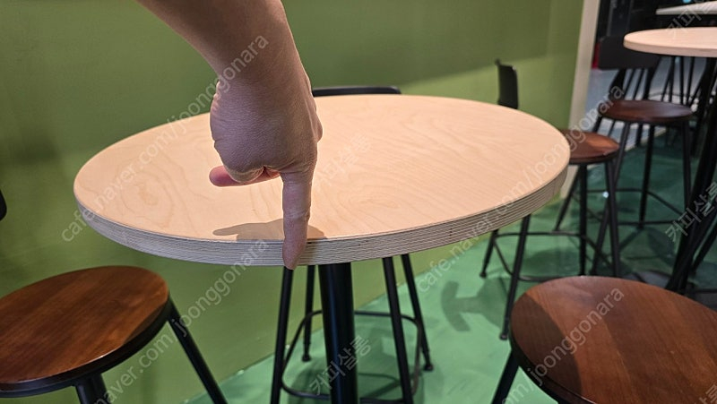 신품급 원형 바 테이블. 의자 세트 판매합니다--3