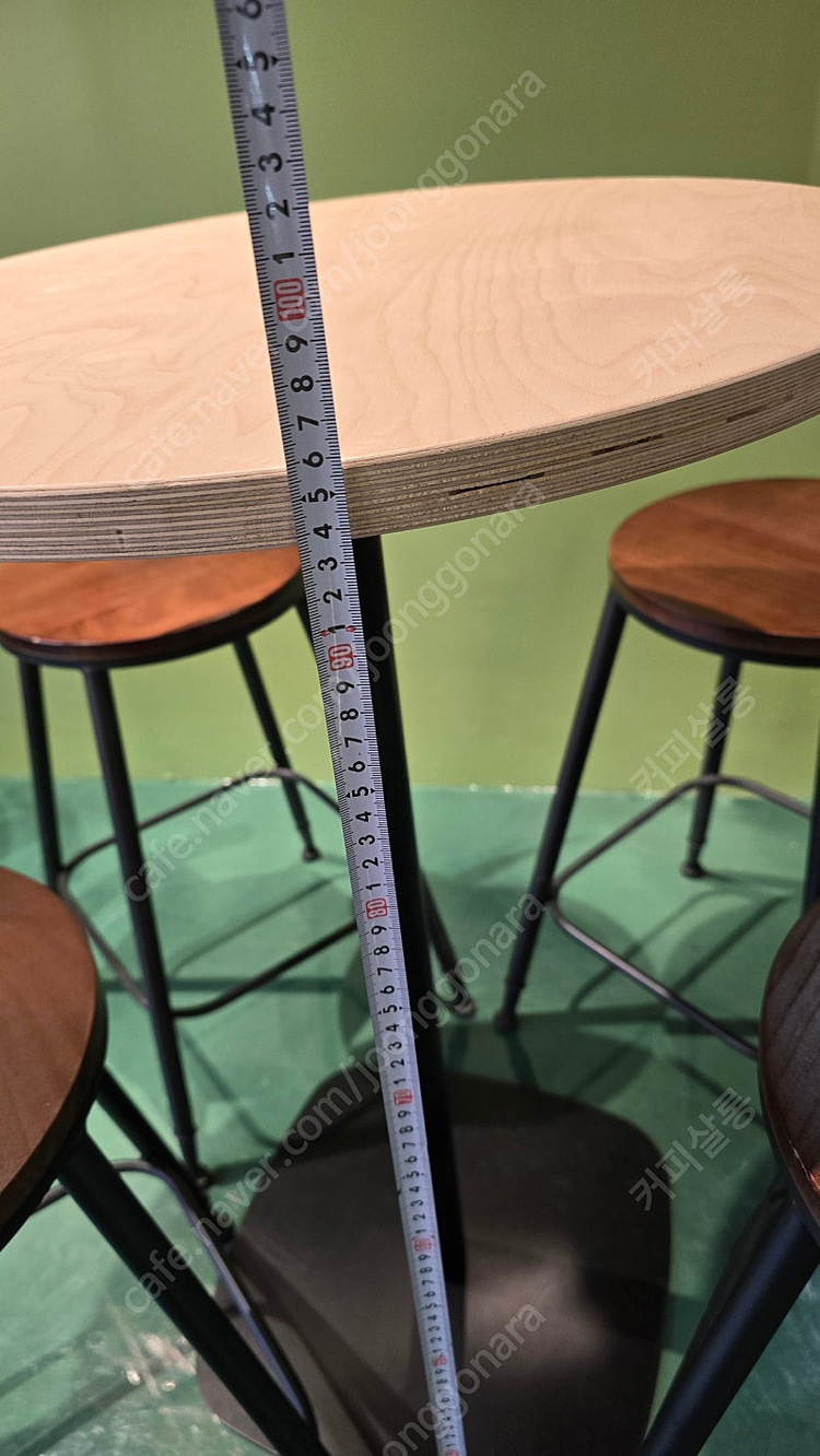 신품급 원형 바 테이블. 의자 세트 판매합니다--4