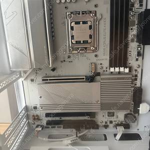 7800X3D,b650어엘,4070샤 갤화이트, 시소닉 파워 화이트 에디션 팝니다.