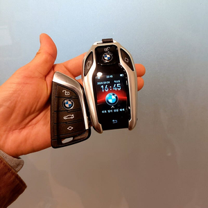 [판매] BMW X4 G바디 22년식 스마트키 블랙 LCD 디지털 디스플레이키로 개조 실버 보호케이스 장착
