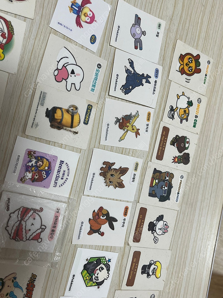 캐릭터 띠부띠부씰 카카오 라인 포켓몬 하츄핑 스티커 몰랑이 오버액션토끼 최애의 아이 요괴워치 산리오 미니언즈 이미지