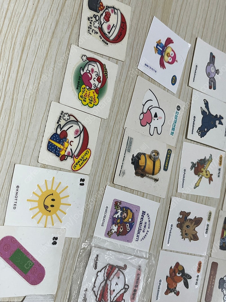 캐릭터 띠부띠부씰 카카오 라인 포켓몬 하츄핑 스티커 몰랑이 오버액션토끼 최애의 아이 요괴워치 산리오 미니언즈 이미지