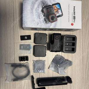 insta360 Ace Pro1 Action Camera(+ 정품 3개짜리 배터리 충전기, 여분 배터리(2개), 세로 브라켓, 셀카봉) 35만원 팝니다.