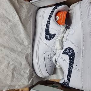 미개봉새제품 245와교환,가능/나이키운동화 225사이즈 DH4406-101 Nike Air Force 1 07 Essential Paisley Swoosh White Black