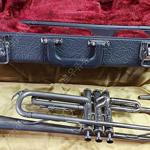 니칸 트럼펫(JAPAN,판매완료), 암스토롱 플릇505a(USA), 아이들이 쓰던것 정리합니다. 두대 모두 정상 작동합니다.