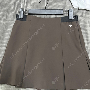 제이린드버그 비르짓타 골프스커트 브라운색상 팝니다