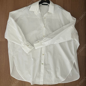 코스모폴리탄줄라이 라그란데 화이트셔츠 이미지