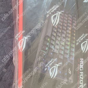 ASUS ROG AZOTH 갈축 미개봉 새상품 원가40만원 넘는 제품 20만원에 판매합니다.