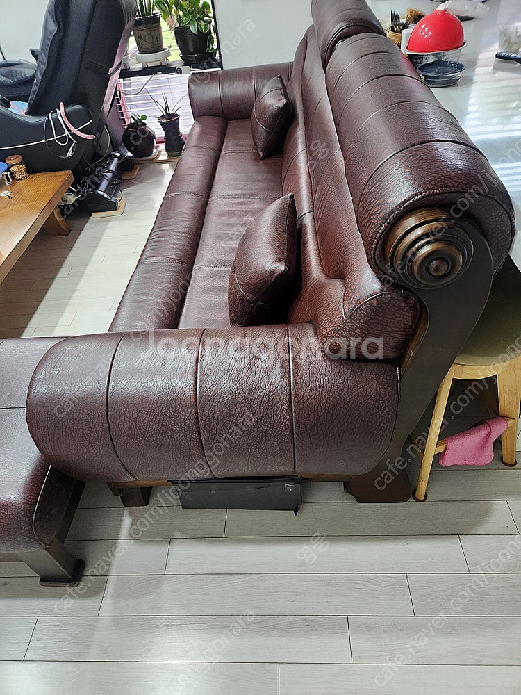 4인용갈색가죽쇼파.--1