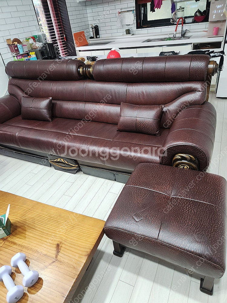4인용갈색가죽쇼파.--3