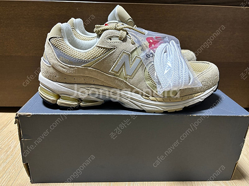 뉴발란스 2002 새제품 280~290 사이즈 판매합니...--4
