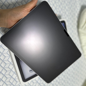 (배터리100/거의안씀) 작은흠집하나없는 아이패드에어 6세대 11 WIFI128g 스그 팝니다.