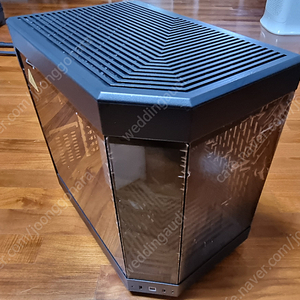 HYTE Y60 어항 PC케이스 블랙 신품 + 기가바이트 UD1000GM 모듈러 파워 신품 판매합니다.