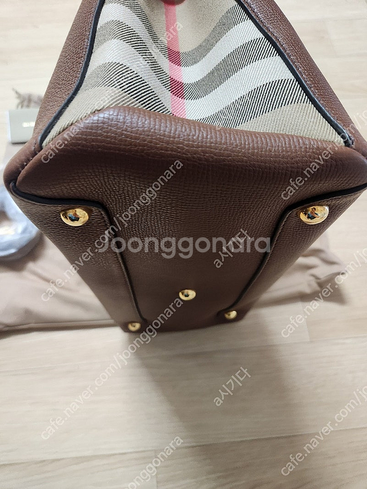 버버리 하우스체크 배너백 미듐 브라운 4023695--4