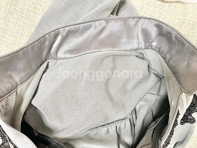 에고이스트ㅡ 레이스장식 블라우스 55/새거수준/보석단추--6