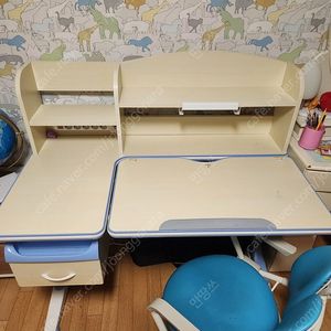 키즈 책상 판매합니다(의자는 서비스)