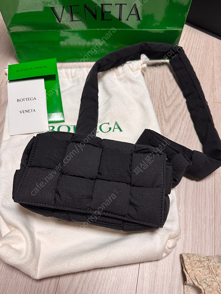보테가베네타 패딩 카세트백 블랙--1