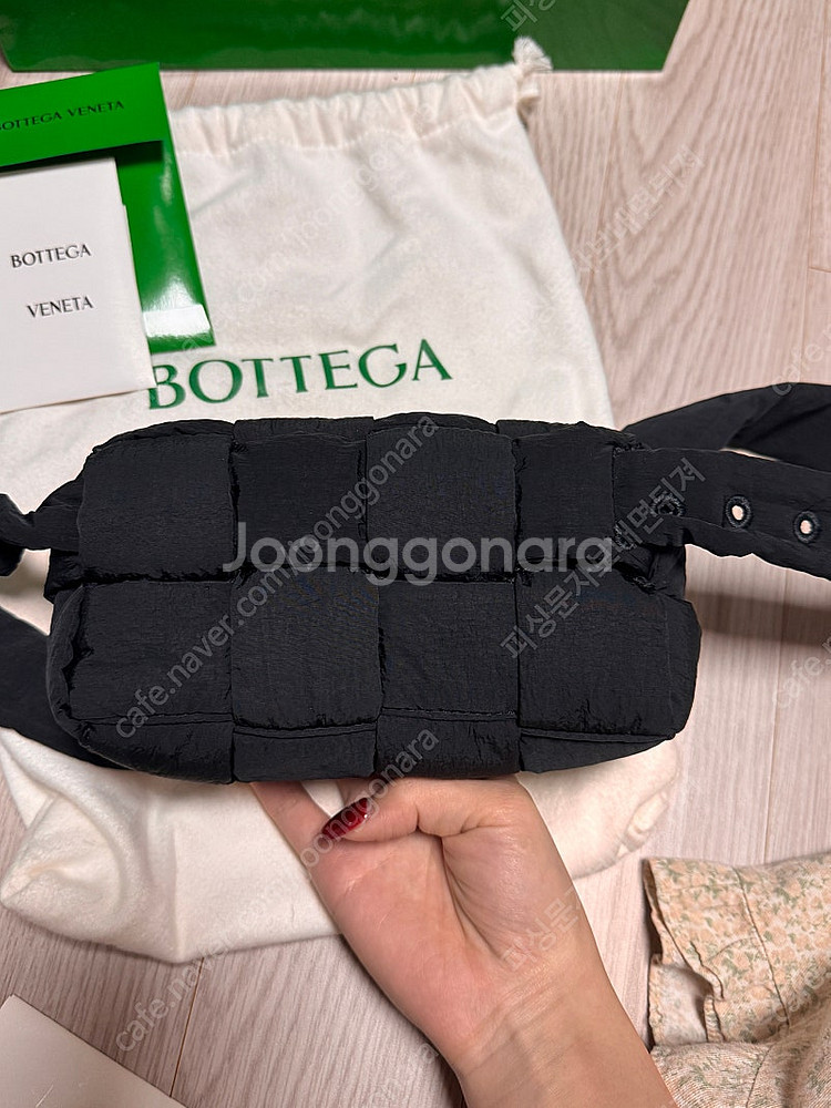 보테가베네타 패딩 카세트백 블랙--4