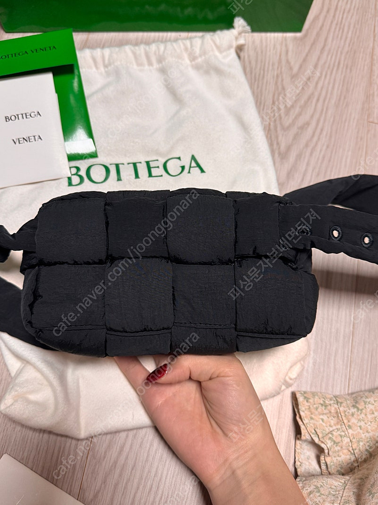 보테가베네타 패딩 카세트백 블랙--4