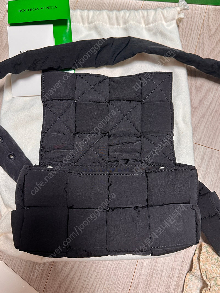 보테가베네타 패딩 카세트백 블랙--5