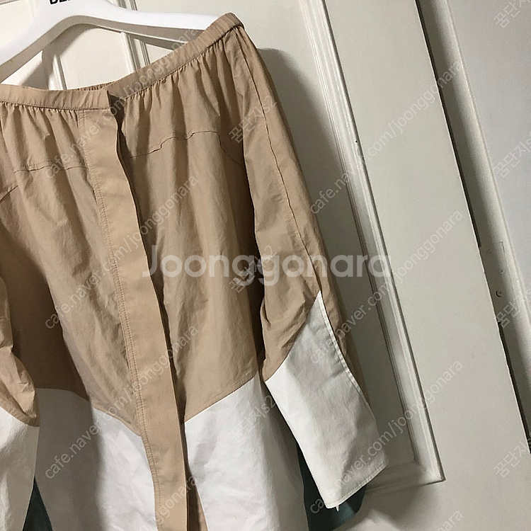 시스템 오프숄더 바스락 배색 블라우스 셔츠 오피스룩 출...--1
