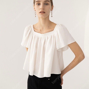 (새상품) 킨더살몬 Wavy Smocked Blouse 화이트/블랙
