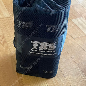 Tks titan 2세대 니슬리브 M사이즈 팝니다