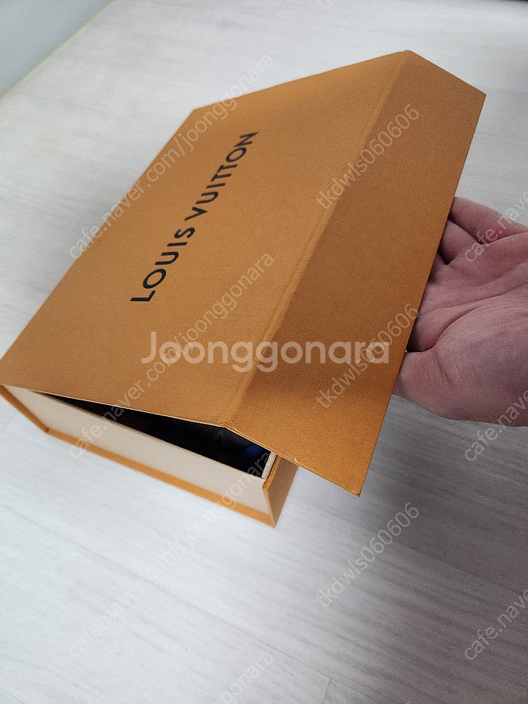 정품 루이비통 에튀보야주 M44500 클러치백 팝니다....--2