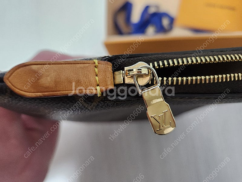 정품 루이비통 에튀보야주 M44500 클러치백 팝니다....--5