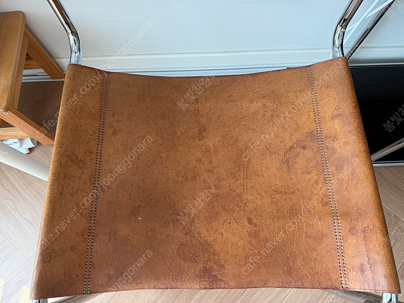 Thonet s34 가죽 암체어 이미지