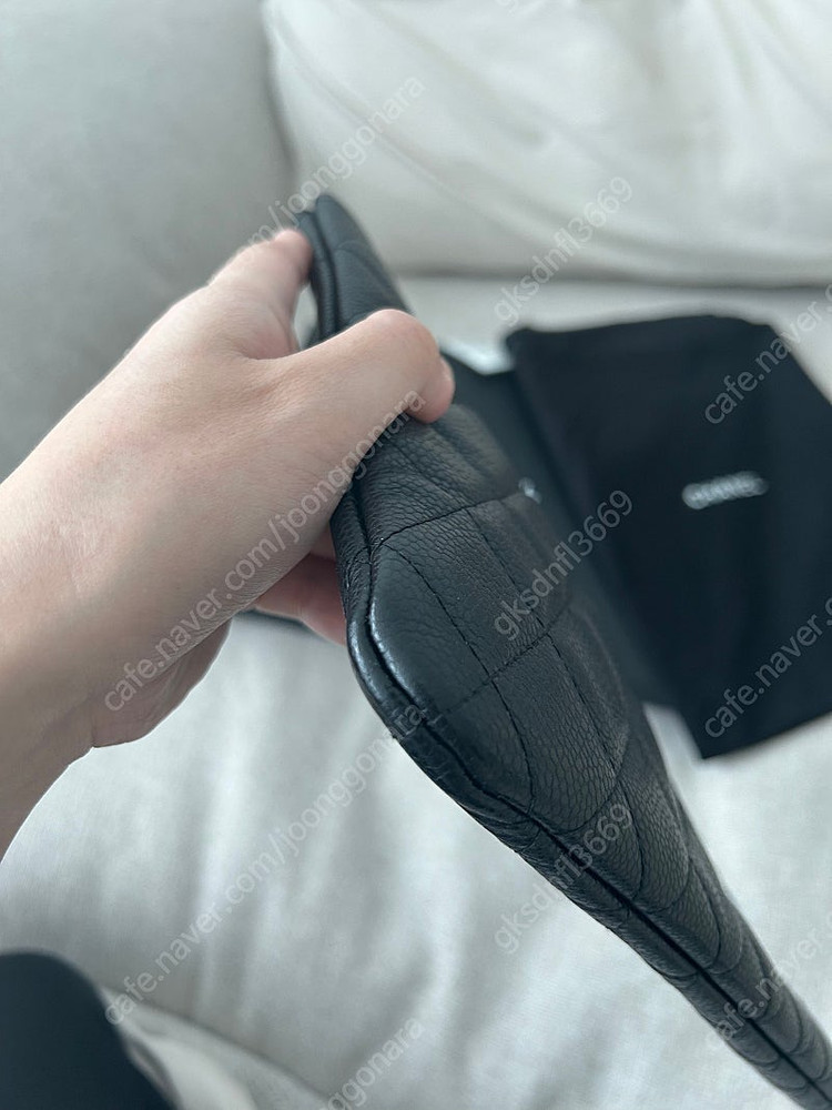 샤넬 캐비어 미듐 클래식 클러치 블랙 금장 이미지