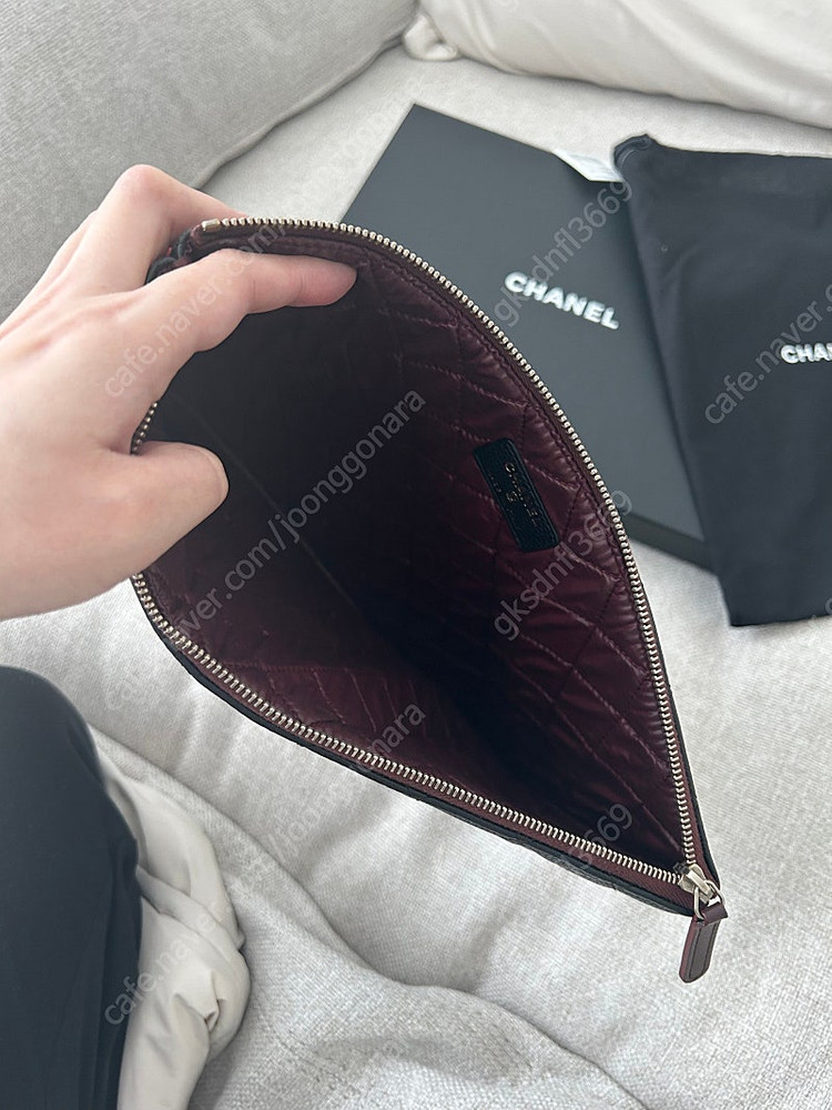 샤넬 캐비어 미듐 클래식 클러치 블랙 금장 이미지