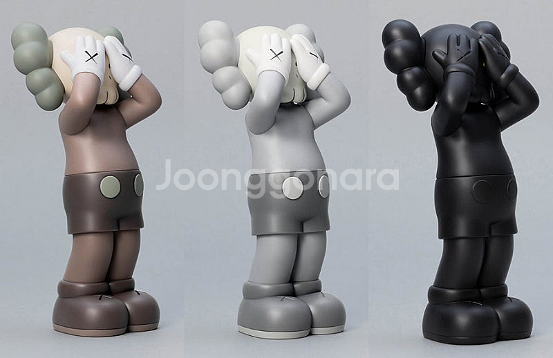 KAWS Holidya UK 카우스 피규어 홀리데이 U...--1