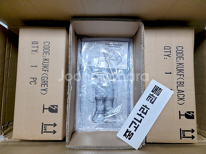 KAWS Holidya UK 카우스 피규어 홀리데이 U...--4