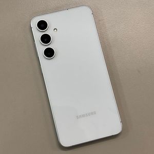 갤럭시S24FE 실버색상 256용량 25년1월개통 미파손 무잔상 상태좋은단말기 동일기종대비 저렴한폰 46만 판매합니다